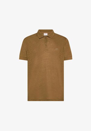 Polo marrone a maniche corte con due bottoni, piccolo logo bianco ΔX sul petto a sinistra e colletto classico.