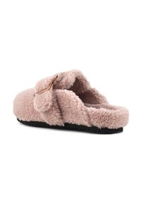 Różowe, futrzane kapcie wykonane z materiału shearling, z szerokim paskiem i czarną gumową podeszwą dla zwiększenia trwałości.