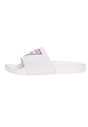 Sandalo bianco con una fascia larga, suola texturizzata e un accento del logo rosso. Realizzato in materiale sintetico, presenta un design semplice.