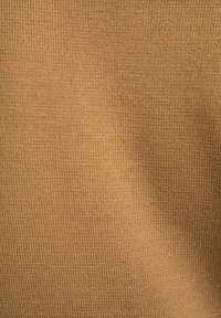 Tessuto lavorato a maglia di un caldo colore marrone chiaro, con una superficie testurizzata e rigata. Intrecciato in modo uniforme, con leggere variazioni di tonalità.