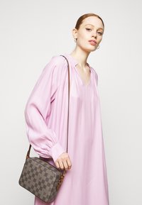 JOOP! CORTINA PIAZZA CLOE SHOULDERBAG - Borsa a tracolla - darkgrey