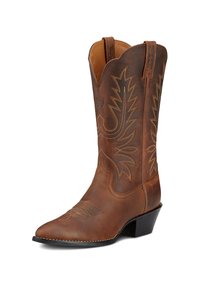 Botas de vaquero de cuero marrón con punta afilada, costuras decorativas, parte superior con forma de escallón y tacón bajo apilado. Textura suave en todo su cuerpo.