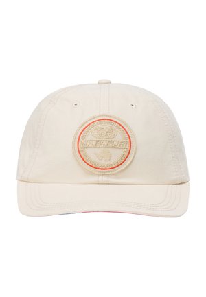 Beige baseballkasket med syet rundt logo-patch i midten med ordet Napapijri og globusdesign.