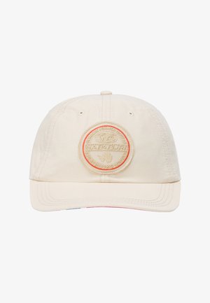 Beige baseballkasket med syet rundt logo-patch i midten med ordet Napapijri og globusdesign.