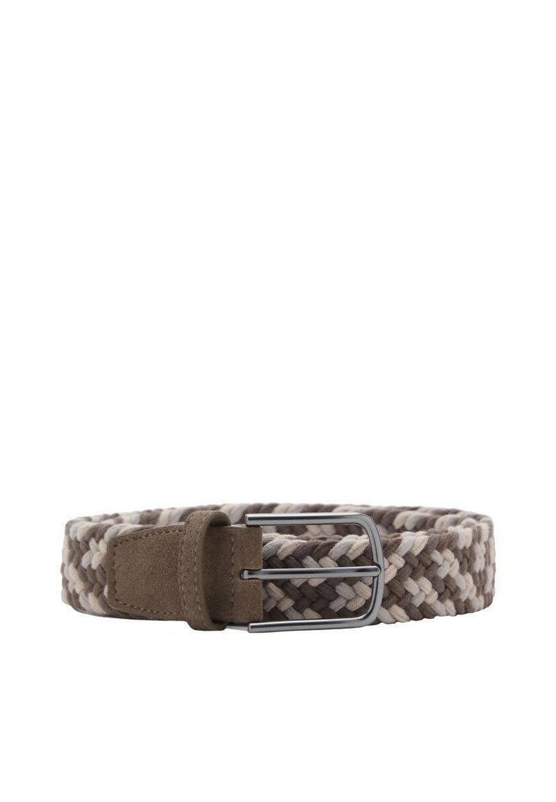 Flettet stofbælte i nuancer af brun og beige, med en grå metalspænde og en suede løkke. Struktureret, fleksibelt design med en glat finish.