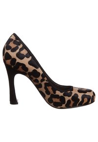 Chaussure à talons hauts en imprimé léopard avec un bout pointu, des accents noirs et une finition texturée. Le talon mesure environ 10 cm de hauteur.