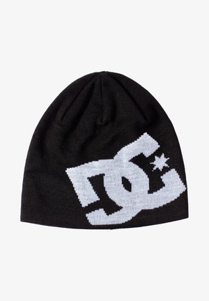 Črna pletena kapa z izrazitim belim logotipom, ki vsebuje črke "DC" in zvezdo. Mehak tekstur, okrogla vrhnja stran in elastična prileganje.