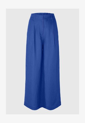 Pantalones de pierna ancha en tejido azul brillante, con una cintura alta, pliegues frontales y una textura suave para un ajuste relajado.