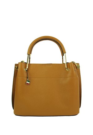 Hellbraune Ledertasche mit abgerundeten Griffen, goldfarbenen Beschlägen und kleinem Anhänger mit italienischer Flagge, der an einem Griff hängt.