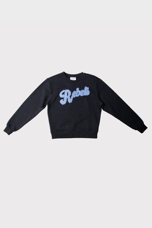 Musta huppari, jossa on tekstuuri sininen "Rebels" graafika rinnan kohdalla. Ominaisuuksiin kuuluvat pitkät hihat ja klassinen pyöreä pääntie.