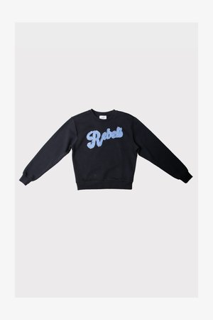 Melna sporta krekla ar teksturētu zilo "Rebels" grafiku krūšu daļā. Īpašības: garas piedurknes un klasiskā apaļā izgriezne.