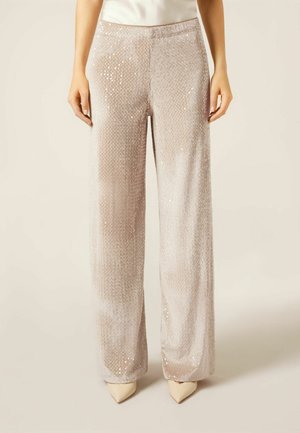 Lichtroze wijde paillettenbroek met een textuur en subtiele glans, voorzien van een gladde tailleband en een ontwerp voor volledige lengte.