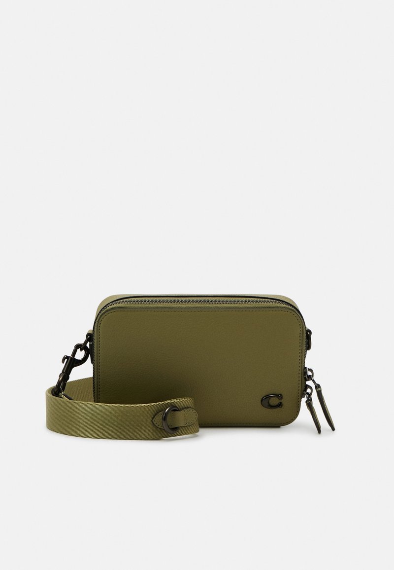 Borsa a tracolla verde oliva realizzata in pelle texturizzata, con chiusura a zip, tracolla regolabile e un sottile accento con logo sul davanti.