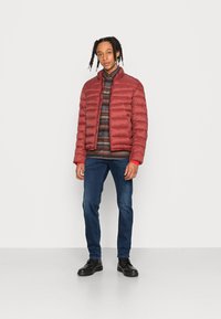 Scotch & Soda SHORT PUFFER JACKET - Casaco leve - bordeaux