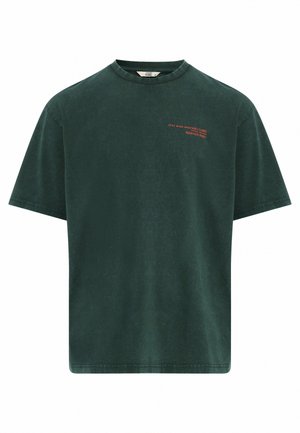 T-shirt en coton vert foncé avec des manches courtes et un col rond. Présente un texte rouge sur le devant. Texture lisse et coupe décontractée.