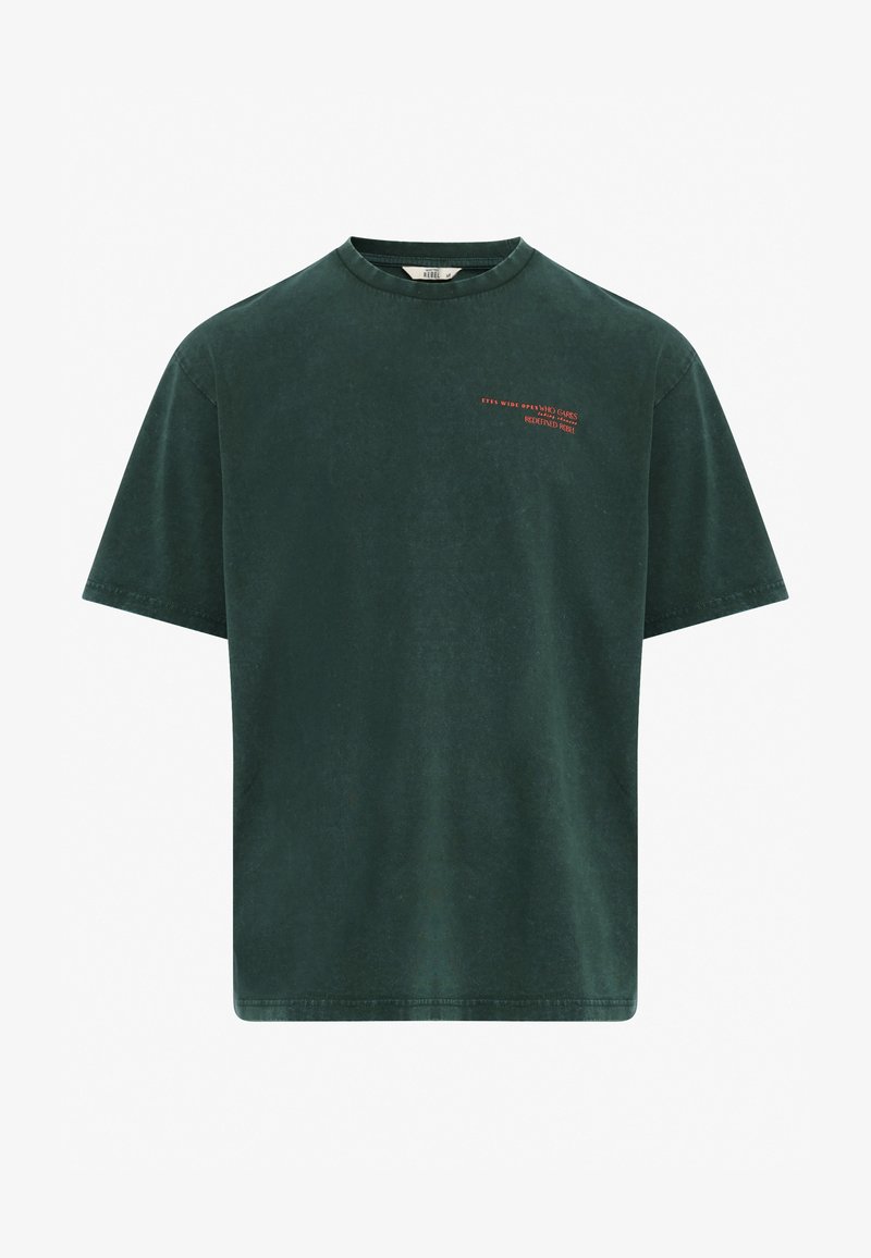 Dunkelgrünes Baumwoll-T-Shirt mit kurzen Ärmeln und Rundhalsausschnitt. Auf der Vorderseite befindet sich roter Text. Glatte Textur und lockerer Schnitt.