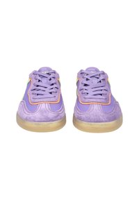 Baskets violettes en matériaux suédé et en maille, avec des accents orange et vert, bout arrondi, semelle plate en caoutchouc et lacets tissés.