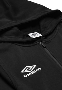 Felpa zip nera realizzata in tessuto morbido. Presenta un logo ricamato bianco sul petto e un cappuccio con coulisse.