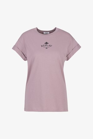 Rosa Kurzarm-T-Shirt aus weicher Baumwolle mit aufgerollten Ärmeln und einem schwarzen "REPLAY NOT ORDINARY"-Logo auf der Vorderseite.