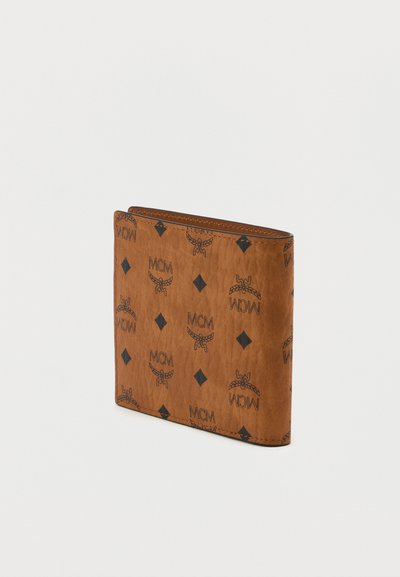 Rudas odinis piniginė su tekstūruotu paviršiumi, turinti visą odą dengiančią juodą logotipų schemą ir geometrinius akcentus. Sulankstomas dizainas su siūlėmis.