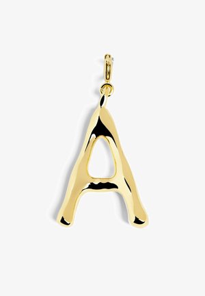 Pendentif en métal doré en forme de lettre "A", avec une finition brillante et un triangle découpé au centre.