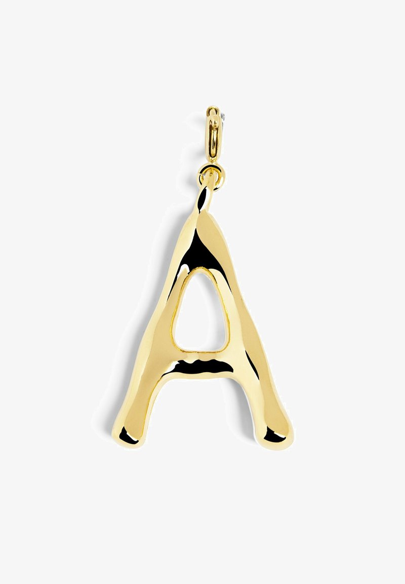 Pendentif en métal doré en forme de lettre "A", avec une finition brillante et un triangle découpé au centre.