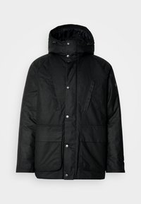 Fekete, szigetelt dzseki kapucnival, patentos záródással, két elülső zsebbel és textúrált felülettel. Kényelmes, laza dizájnnal rendelkezik.