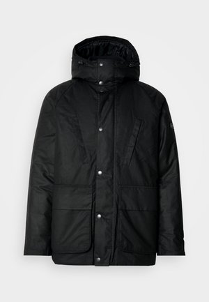 Veste isolante noire avec capuche, fermetures à pression, deux poches avant, et un fini texturé. Elle présente un design décontracté et confortable.