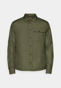 Giacca imbottita verde oliva con chiusura a bottoni, tasca sul petto e tasche laterali; presenta una texture liscia e un design del colletto classico.