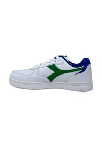 Witte sportschoen met groene en blauwe accenten. Glad synthetisch materiaal, laag ontwerp en getextureerde rubberen zool.