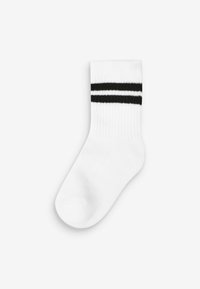 Chaussette blanche à la cheville avec deux rayures noires en haut. Fabriquée dans un tissu doux avec une texture lisse. Forme standard de chaussette.