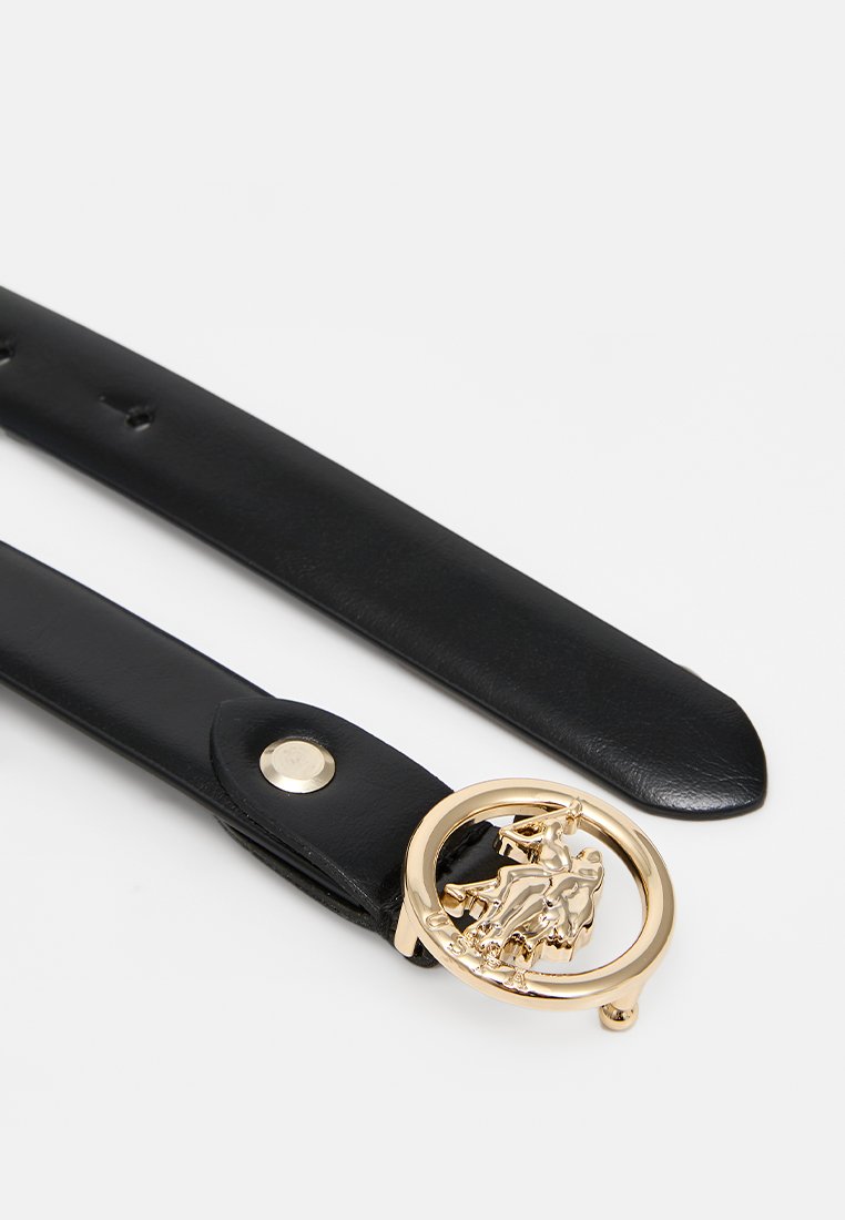 Ceinture en cuir noir ornée d'une boucle circulaire en ton or avec un design de lion détaillé et un attache métallique à pression.