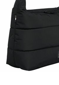 Svart puffig axelväska i nylon, med en stilren design och sömmar samt en ficka med dragkedja på toppen.