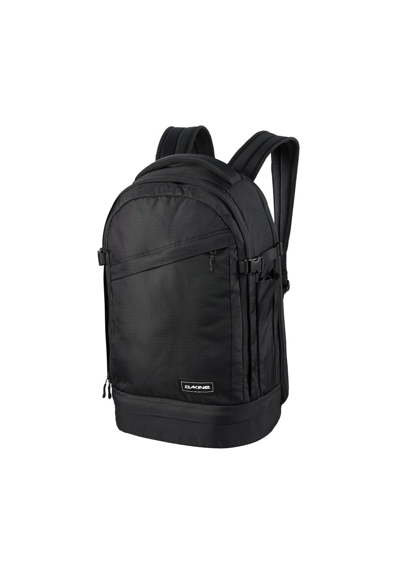 Zaino nero con superficie texture, dotato di spallacci regolabili, tasca frontale con cerniera e etichetta con logo. Design in tessuto robusto.