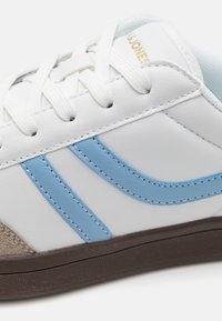 Jack & Jones JFWZOLA - Baskets basses - bright white/skyway