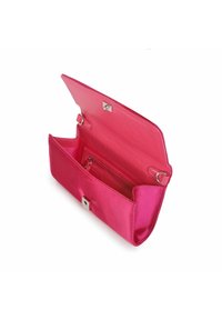 Lys rosa satin clutch taske med flaplukning, indvendige lommer og sølv hardware detaljer. Glat tekstur og strømlinet design.