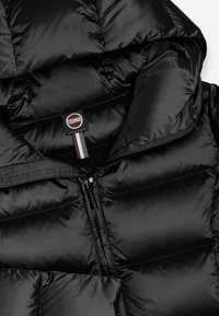 Schwarze Steppjacke mit glatter, glänzender Oberfläche. Verfügt über einen Reißverschluss, eine Kapuze und das Etikett "Colmar Originals" mit bunten Akzenten.