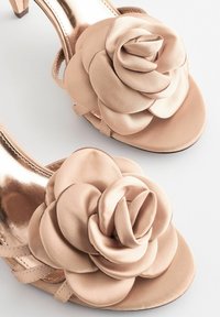 Next FOREVER COMFORT FLOWER - REGULAR FIT - Sandale - nude