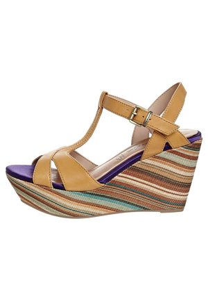 Sandale à talon compensé en cuir tan avec bout ouvert, présentant un design de bride croisée et un talon compensé à rayures multicolores. Détail de semelle intérieure violette.