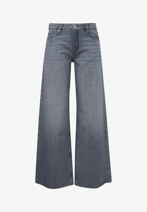 Grijze wijde spijkerbroek met knopen aan de voorkant, rits en vijfzakkenontwerp, plat gelegd op een witte achtergrond.