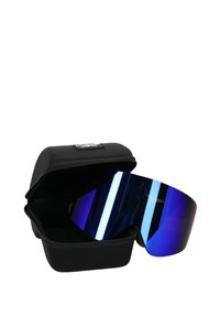 Zwarte ritstas met daarin een paar overgrote zonnebrillen met blauwe tint, met een gladde, reflecterende oppervlakte en een hoekig ontwerp.
