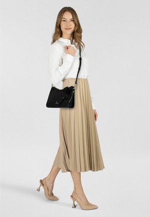 Zwarte handtas met rozenaccent, geplooide beige rok, wit overhemd met knopen en nude hakken. Eenvoudig ontwerp en gladde texturen.