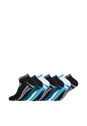 Six paires de chaussettes de sport basses en noir, blanc et bleu avec des bords de marque, exposées côte à côte dans des couleurs alternées.