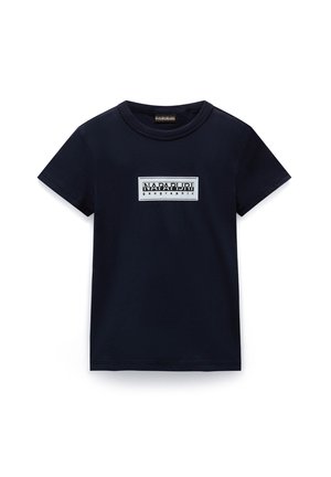 Camiseta de algodón azul marino con escote redondo; cuenta con un parche rectangular blanco con "NAPAPIJRI geographic" en letras negras.