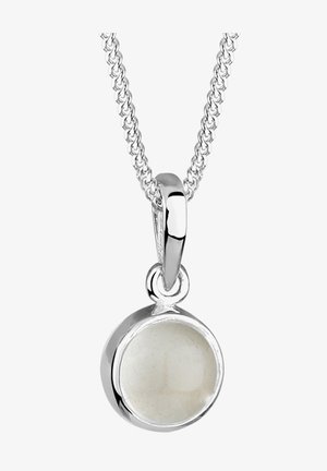 Sudraba kaklarota ar apaļu baltu dārgakmens piekariņu, gludu virsmu un pulētu apdari, kas ir vienkārša ķēdes dizainā.