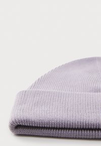 Cappello di lana a maglia di colore viola chiaro con texture a coste e risvolto, che mette in mostra un materiale morbido e un design semplice senza decorazioni aggiuntive.