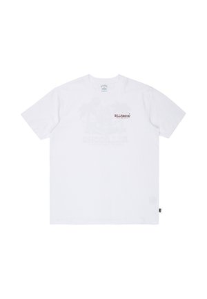 Vit kortärmad T-shirt med liten röd Billabong-logotyp på vänster bröst och svag grafik bakom logotypen.