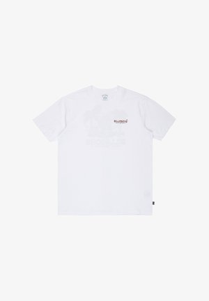 Bílé tričko s krátkým rukávem se malým červeným logem Billabong na levé hrudi a slabou grafikou za logem.