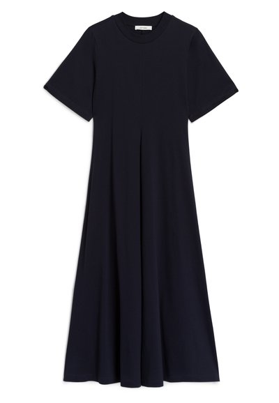 Granatowa sukienka z krótkim rękawem, wykonana z miękkiego materiału, z okrągłym dekoltem i rozkloszowanym dołem. Prosty, minimalistyczny fason bez wzorów.