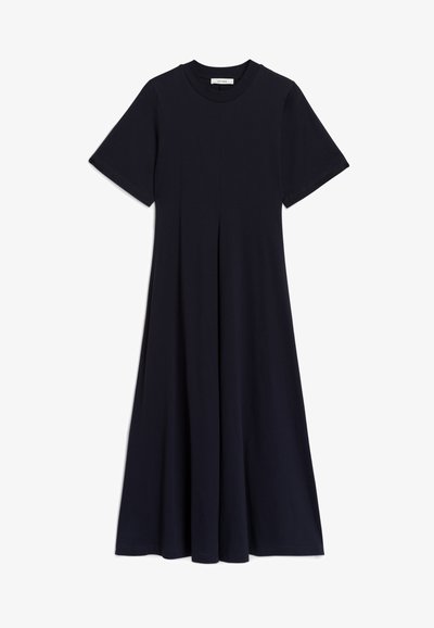 Granatowa sukienka z krótkim rękawem, wykonana z miękkiego materiału, z okrągłym dekoltem i rozkloszowanym dołem. Prosty, minimalistyczny fason bez wzorów.